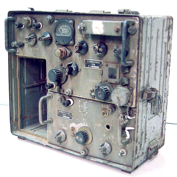 MÁY VÔ TUYẾN ĐIỆN R-26B