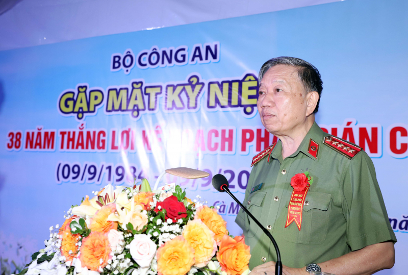 Bộ trưởng Tô Lâm xúc động gặp lại những cán bộ Công an tham gia Kế hoạch CM12
